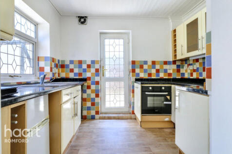 Lowshoe Lane, Romford, RM5 2AP 3 bed semi