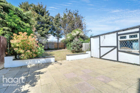Lowshoe Lane, Romford, RM5 2AP 3 bed semi