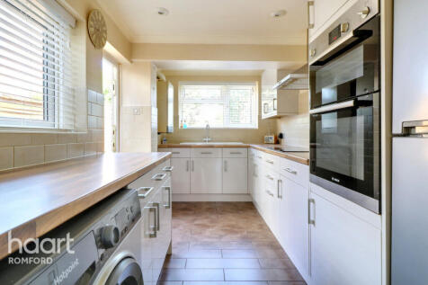 Willow Street, Romford, RM7 7LJ 2 bed terraced house for sale