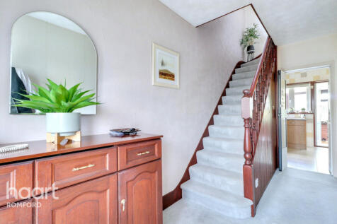 Maidstone Avenue, Romford, RM5 3DB 3 bed semi