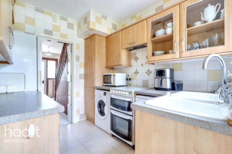 Maidstone Avenue, Romford, RM5 3DB 3 bed semi