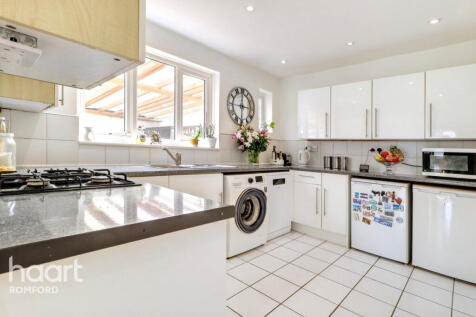 Murthering Lane, Stapleford Abbotts... 3 bed semi