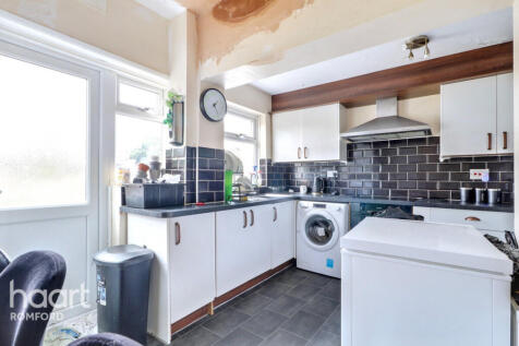 Fourth Avenue, Romford, RM7 0UD 4 bed end of terrace house for sale