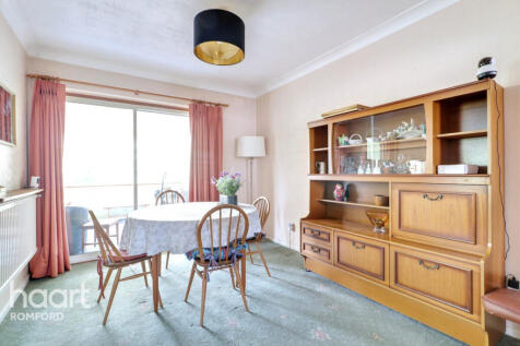 Moray Way, Romford, RM1 4YD 3 bed semi