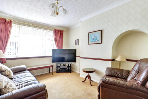 Eastbrook Drive, Romford, RM7 0YT 3 bed terraced house for sale