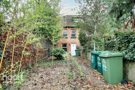 Charlton Road, Shepperton 3 bed end of terrace house for sale