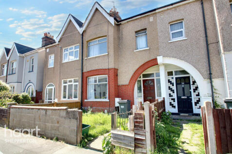 Danesbury Road, FELTHAM 3 bed terraced house for sale