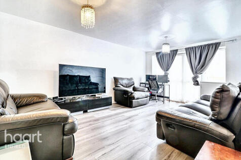 Bullsmoor Way, Waltham Cross 2 bed apartment for sale