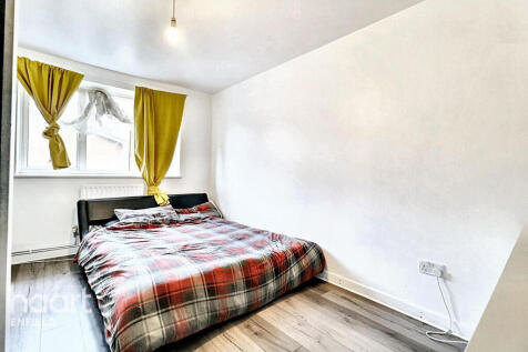 Bullsmoor Way, Waltham Cross 2 bed apartment for sale