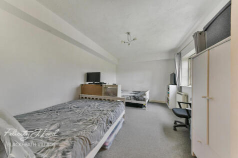 Gilbert Close, London, SE18 2 bed apartment for sale