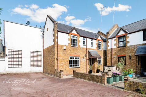 2 bedroom semi-detached house for sale