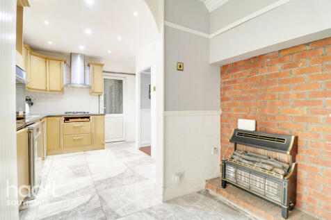4 bedroom end of terrace house for sale