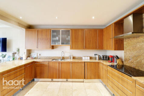 5 bedroom semi-detached house for sale