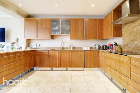 5 bedroom semi-detached house for sale