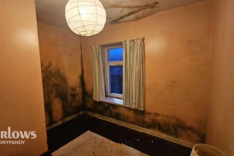 Blaenllechau Road, Ferndale CF43 2 bed end of terrace house for sale