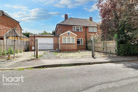 2 bedroom semi-detached house for sale