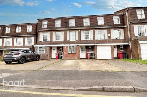 Arborfield Close, SLOUGH 3 bed terraced house for sale