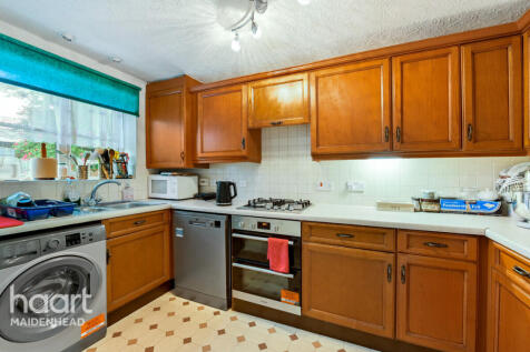 Trumper Way, SLOUGH 4 bed detached house for sale