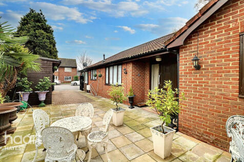 Chestnut Close, WEST DRAYTON 4 bed detached bungalow for sale