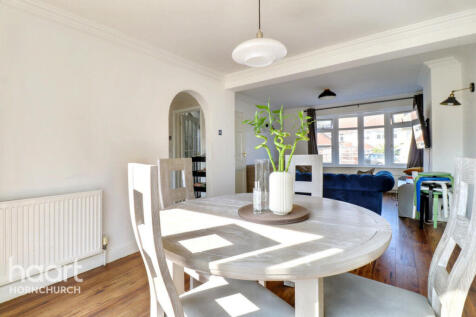 Dury Falls Close, Hornchurch 3 bed semi