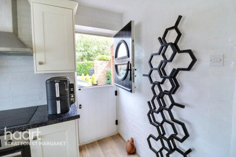 Barrowby Gate, Swindon 3 bed detached house for sale