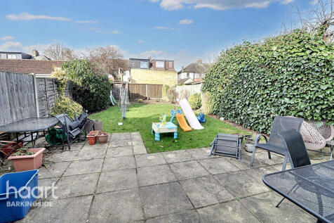 Stradbroke Grove, Clayhall 3 bed end of terrace house for sale