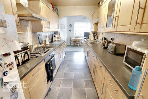 Stradbroke Grove, Clayhall 3 bed end of terrace house for sale