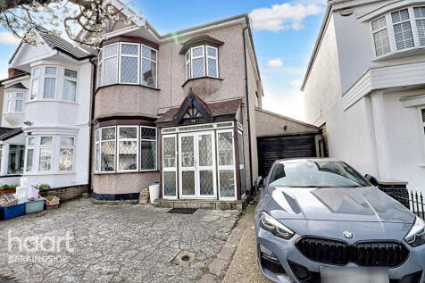 4 bedroom end of terrace house for sale