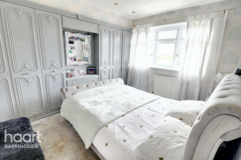 Applegarth Drive, Newbury Park 3 bed terraced house for sale