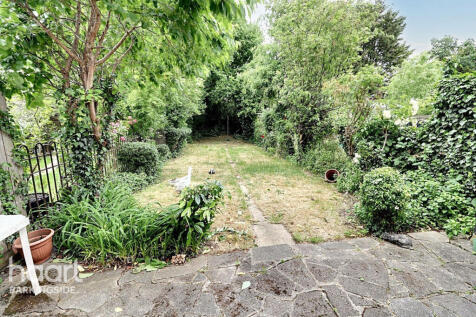Chestnut Grove, Hainault 3 bed terraced house for sale