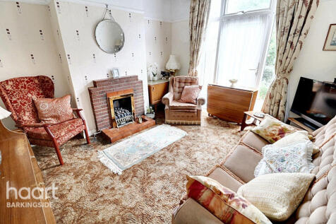 Chestnut Grove, Hainault 3 bed terraced house for sale