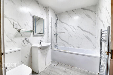 Park Avenue, Ilford 2 bed flat for sale
