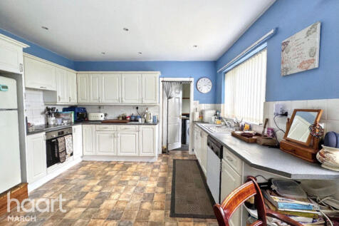 Wisbech Road, March 3 bed chalet for sale