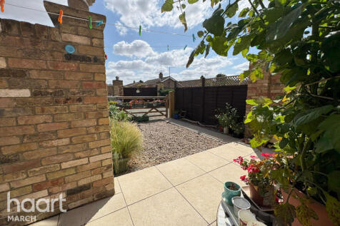 5 bedroom semi-detached house for sale