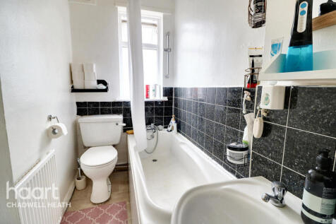 Grantham Gardens, Romford 2 bed flat for sale