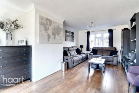 Kingston Hill Avenue, Romford 3 bed terraced house for sale
