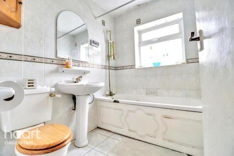 Whitebarn Lane, Dagenham 2 bed flat for sale