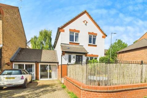 3 bedroom link detached house for sale
