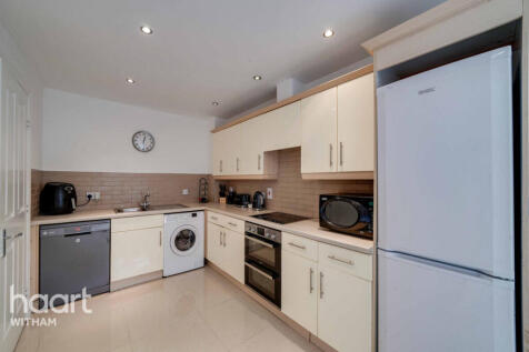 Halcyon Close, Witham 2 bed apartment for sale