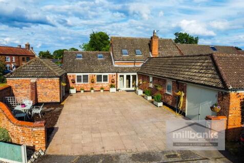 Barn Close Lingwood Norwich Norfolk... 5 bed link detached house for sale