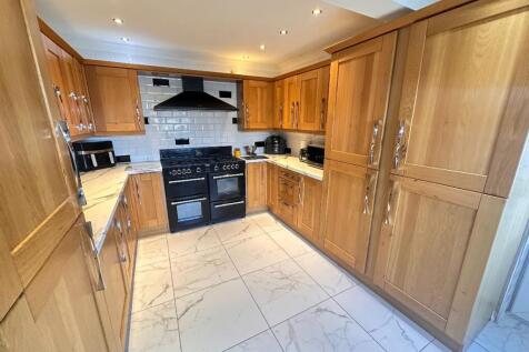 May Avenue, Canvey Island 4 bed detached house for sale