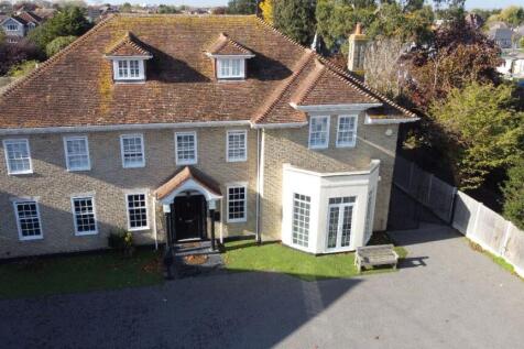 6 bedroom detached house for sale