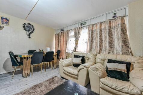 Beaumont Road, Leyton, London, E10 3 bed flat for sale