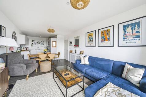 Troubridge Square, Walthamstow, E17 2 bed flat for sale