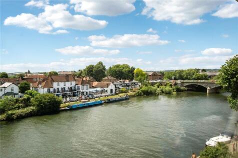 Colnebridge Close, Surrey TW18 2 bed apartment for sale