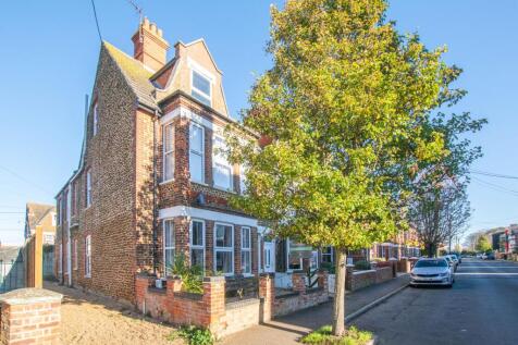 3 York Avenue, Hunstanton, PE36 4 bed end of terrace house for sale