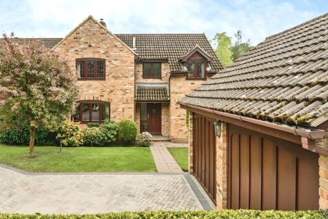 Holmbury Avenue, Crowthorne, Berkshire 4 bed detached house for sale