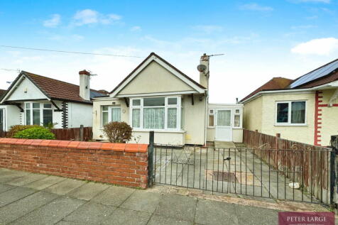 16 Carlisle Avenue, Rhyl, LL18 3UD 2 bed detached bungalow for sale