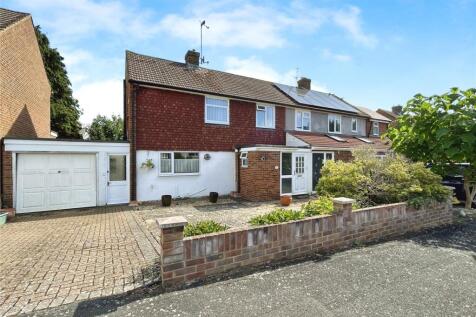 Fir Close, Fleet, Hampshire 3 bed semi