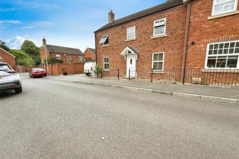 Bilberry Gardens, Mortimer, Reading 3 bed semi